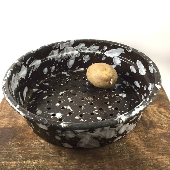 Vintage 1940s Enamelware Colander Speckled Blue & White  Farmhouse Kitchen De - Picture 5 of 8